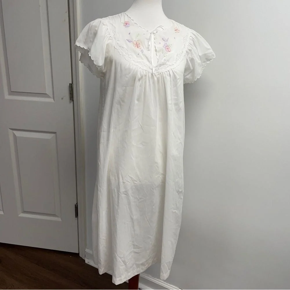 Vintage Barbizon Short-sleeved Nightgown size medium. White floral Lace nightie